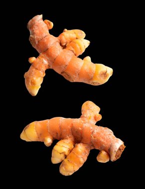 Siyah arkaplanda zerdeçal (Curcuma longa Linn) rhizome (root) izole edilmiş, kırpma yolu olan gölge yok