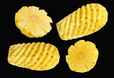 Soyulmuş ananas dilimi siyah arkaplanda izole edilmiş, kırpma yolu olan gölge yok, tropikal meyveler, yaz, yiyecek ve içecek