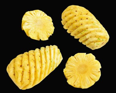 Soyulmuş ananas dilimi siyah arkaplanda izole edilmiş, kırpma yolu olan gölge yok, tropikal meyveler, yaz, yiyecek ve içecek