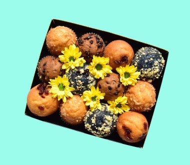 Kırpma yolu ile izole edilmiş kek, yeşil arka planda gölge yok, tatlı, abur cubur