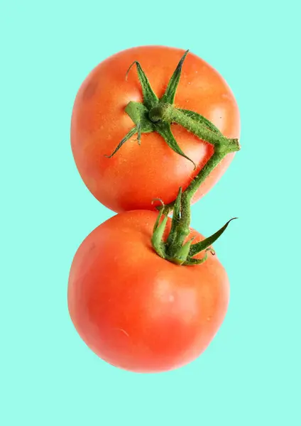 番茄片 有切碎的路径 绿色背景没有阴影 红色西红柿束 — 图库照片