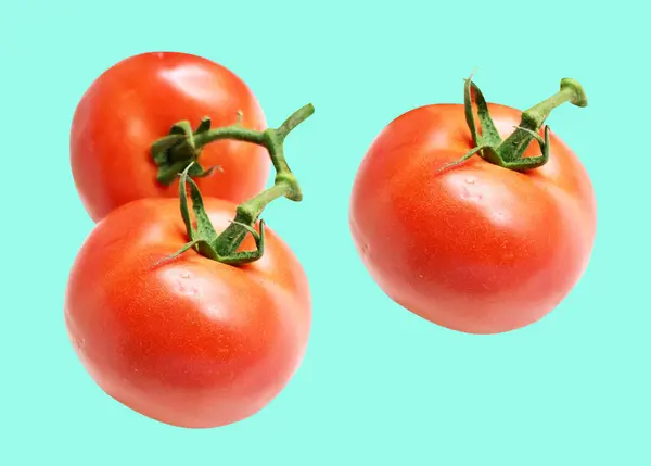 Pomidory Odizolowane Ścieżką Wycinania Bez Cienia Zielonym Tle Wiązanka Czerwonych — Zdjęcie stockowe