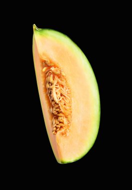 Kavun kavunu Japon meyvesi kırpma yolu ile izole, siyah arka planda gölge yok.