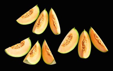 Kavun kavunu Japon meyvesi kırpma yolu ile izole, siyah arka planda gölge yok.