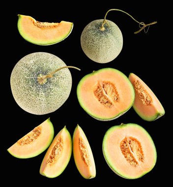 Kavun kavunu Japon meyvesi kırpma yolu ile izole, siyah arka planda gölge yok.