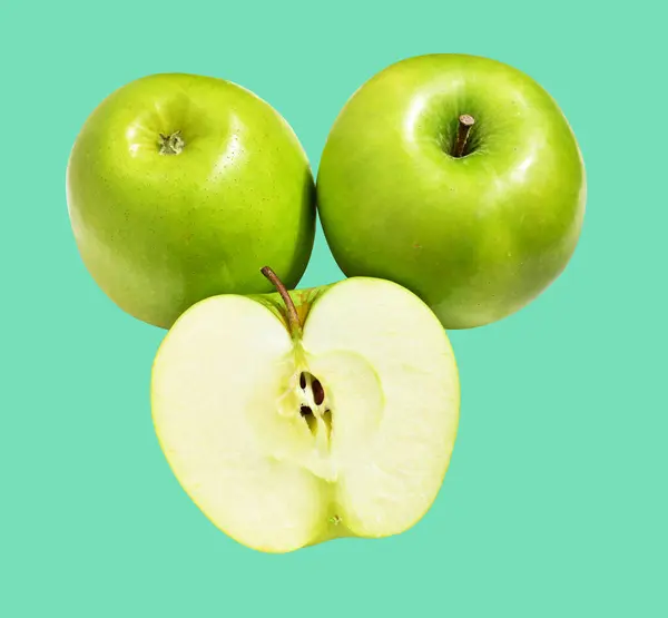 Yeşil Elma Dilimleri Yeşil Arka Planda Kırpma Yolu Ile Izole — Stok fotoğraf