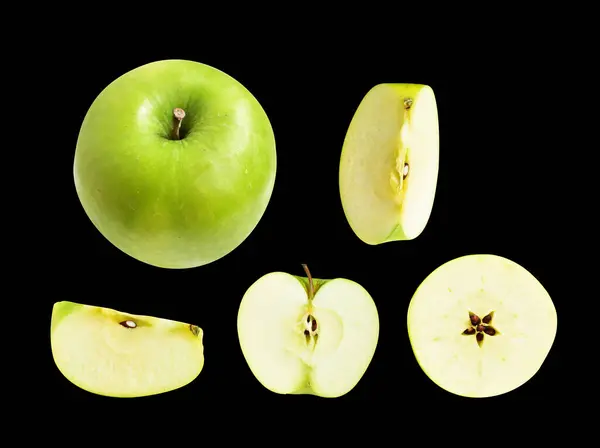 Groene Appelschijfjes Stukjes Geïsoleerd Met Knippad Zwarte Achtergrond Geen Schaduw — Stockfoto