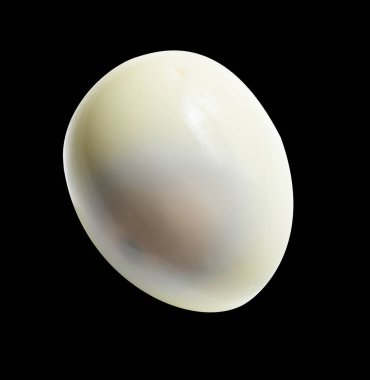 Kaynamış yumurta kırpma yolu ile izole edilmiş, siyah arka planda gölge yok, tavuk yumurtası