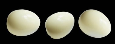 Kaynamış yumurta kırpma yolu ile izole edilmiş, siyah arka planda gölge yok, tavuk yumurtası