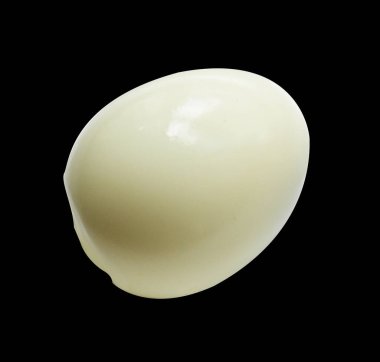 Kaynamış yumurta kırpma yolu ile izole edilmiş, siyah arka planda gölge yok, tavuk yumurtası