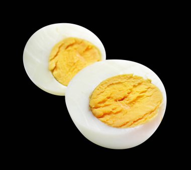 Kaynamış yumurta kırpma yolu ile izole edilmiş, siyah arka planda gölge yok, tavuk yumurtası