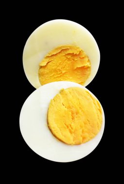 Kaynamış yumurta kırpma yolu ile izole edilmiş, siyah arka planda gölge yok, tavuk yumurtası