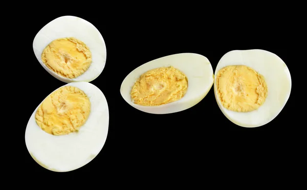 煮熟的鸡蛋 有切碎路径 黑色背景无阴影 — 图库照片