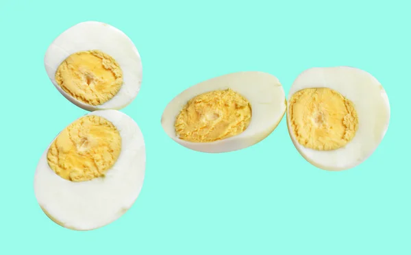 Kaynamış Yumurta Kırpma Yolu Ile Izole Edilmiş Yeşil Arka Planda — Stok fotoğraf
