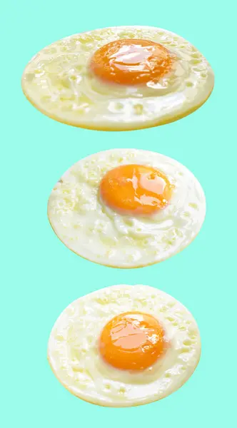 Жареное Яйцо Изолированное Вырезанием Пути Тени Зеленом Фоне Куриное Яйцо — стоковое фото
