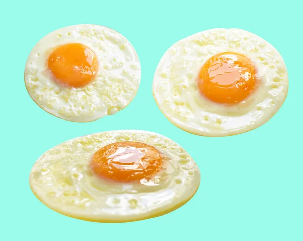 Jaja Smażone Odizolowane Ścieżką Wycinania Bez Cienia Zielonym Tle Jaja — Zdjęcie stockowe