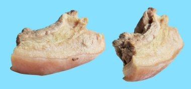 Kaynamış domuz eti kırpma yolu ile izole edilmiş, açık mavi arka planda gölge yok, yemek malzemeleri