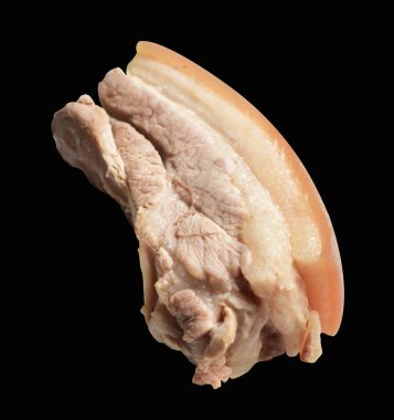 Kaynamış domuz eti kırpma yolu ile izole edilmiş, siyah arka planda gölge yok, yemek malzemeleri