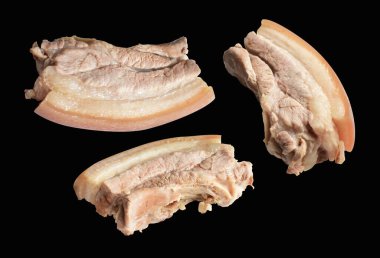 Kaynamış domuz eti kırpma yolu ile izole edilmiş, siyah arka planda gölge yok, yemek malzemeleri