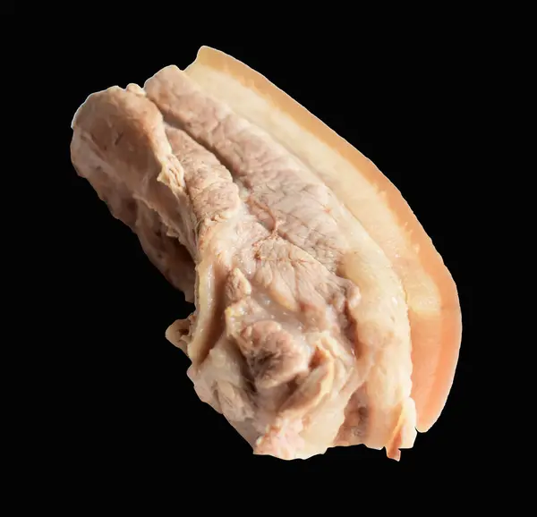 クリッピングパス 黒い背景の影 調理成分で隔離された沸騰したベリーポーク肉 — ストック写真