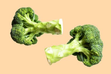 Brokoli ya da karnabahar kesme yolu ile izole edilmiş artan arka plan, gölge yok, yemek malzemeleri, sağlıklı sebzeler
