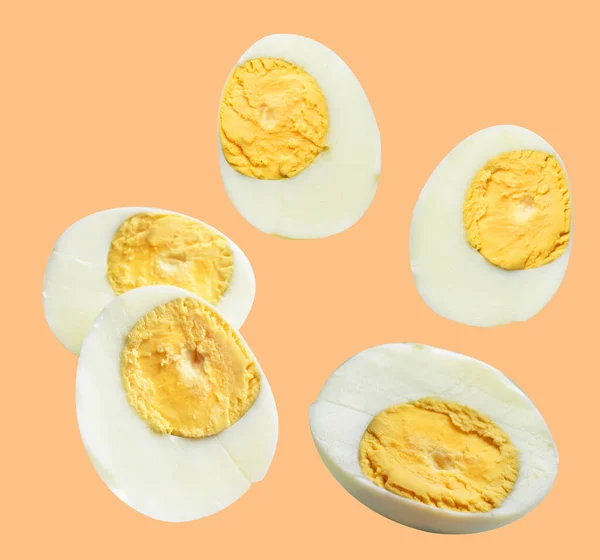 Gotowane Jajko Izolowane Ścieżką Wycinania Bez Cienia Kremowym Tle Jajko — Zdjęcie stockowe
