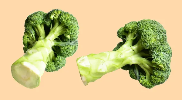 ブロッコリーまたはカリフラワークリッピングパスインパムバック 調理成分 健康的な野菜で隔離 — ストック写真