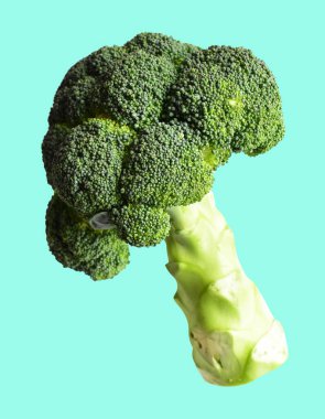 Brokoli ya da karnabahar kesme yolu ile izole edilmiş yeşil arka plan, gölge yok, yemek malzemeleri, sağlıklı sebzeler