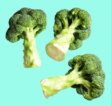 Brokoli ya da karnabahar kesme yolu ile izole edilmiş yeşil arka plan, gölge yok, yemek malzemeleri, sağlıklı sebzeler
