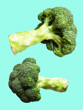 Brokoli ya da karnabahar kesme yolu ile izole edilmiş yeşil arka plan, gölge yok, yemek malzemeleri, sağlıklı sebzeler