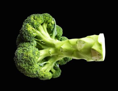 Brokoli ya da karnabahar kesme yolu ile izole siyah arka plan, gölge yok, yemek malzemeleri, sağlıklı sebzeler