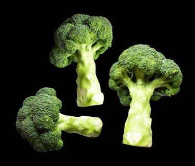 Brokoli ya da karnabahar kesme yolu ile izole siyah arka plan, gölge yok, yemek malzemeleri, sağlıklı sebzeler