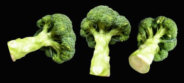 Brokoli ya da karnabahar kesme yolu ile izole siyah arka plan, gölge yok, yemek malzemeleri, sağlıklı sebzeler