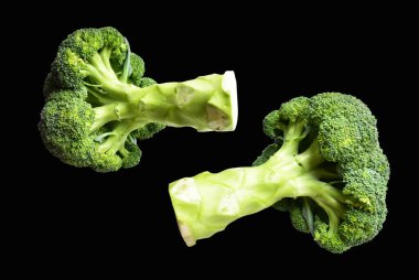 Brokoli ya da karnabahar kesme yolu ile izole siyah arka plan, gölge yok, yemek malzemeleri, sağlıklı sebzeler