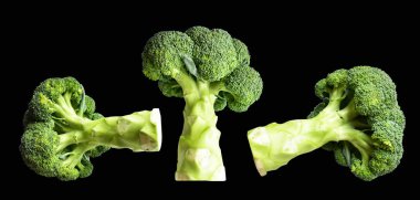 Brokoli ya da karnabahar kesme yolu ile izole siyah arka plan, gölge yok, yemek malzemeleri, sağlıklı sebzeler