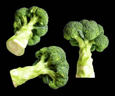 Brokoli ya da karnabahar kesme yolu ile izole siyah arka plan, gölge yok, yemek malzemeleri, sağlıklı sebzeler