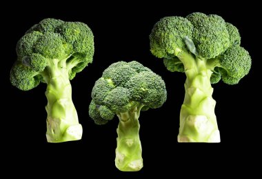 Brokoli ya da karnabahar kesme yolu ile izole siyah arka plan, gölge yok, yemek malzemeleri, sağlıklı sebzeler
