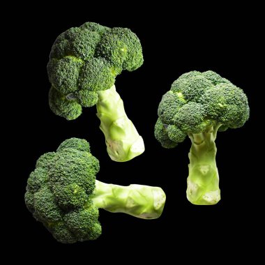 Brokoli ya da karnabahar kesme yolu ile izole siyah arka plan, gölge yok, yemek malzemeleri, sağlıklı sebzeler