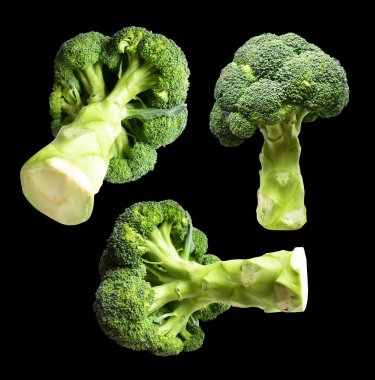 Brokoli ya da karnabahar kesme yolu ile izole siyah arka plan, gölge yok, yemek malzemeleri, sağlıklı sebzeler