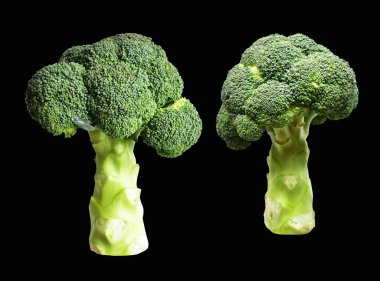 Brokoli ya da karnabahar kesme yolu ile izole siyah arka plan, gölge yok, yemek malzemeleri, sağlıklı sebzeler