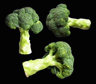 Brokoli ya da karnabahar kesme yolu ile izole siyah arka plan, gölge yok, yemek malzemeleri, sağlıklı sebzeler