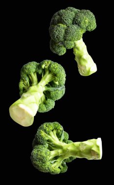 Brokoli ya da karnabahar kesme yolu ile izole siyah arka plan, gölge yok, yemek malzemeleri, sağlıklı sebzeler
