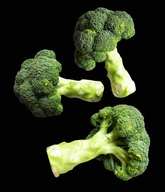 Brokoli ya da karnabahar kesme yolu ile izole siyah arka plan, gölge yok, yemek malzemeleri, sağlıklı sebzeler
