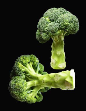 Brokoli ya da karnabahar kesme yolu ile izole siyah arka plan, gölge yok, yemek malzemeleri, sağlıklı sebzeler