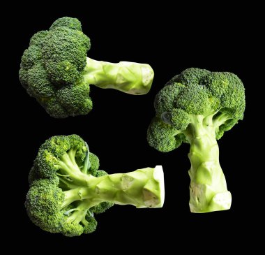 Brokoli ya da karnabahar kesme yolu ile izole siyah arka plan, gölge yok, yemek malzemeleri, sağlıklı sebzeler