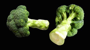 Brokoli ya da karnabahar kesme yolu ile izole siyah arka plan, gölge yok, yemek malzemeleri, sağlıklı sebzeler