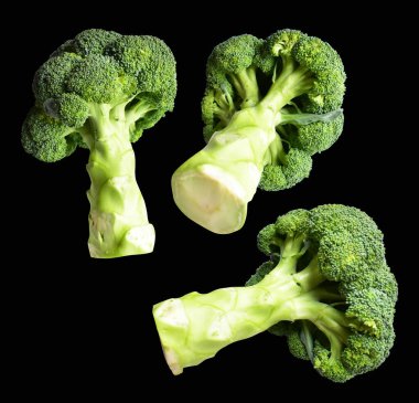 Brokoli ya da karnabahar kesme yolu ile izole siyah arka plan, gölge yok, yemek malzemeleri, sağlıklı sebzeler