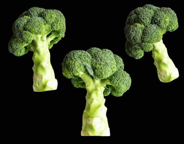 Brokoli ya da karnabahar kesme yolu ile izole siyah arka plan, gölge yok, yemek malzemeleri, sağlıklı sebzeler