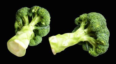 Brokoli ya da karnabahar kesme yolu ile izole siyah arka plan, gölge yok, yemek malzemeleri, sağlıklı sebzeler