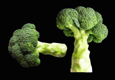 Brokoli ya da karnabahar kesme yolu ile izole siyah arka plan, gölge yok, yemek malzemeleri, sağlıklı sebzeler